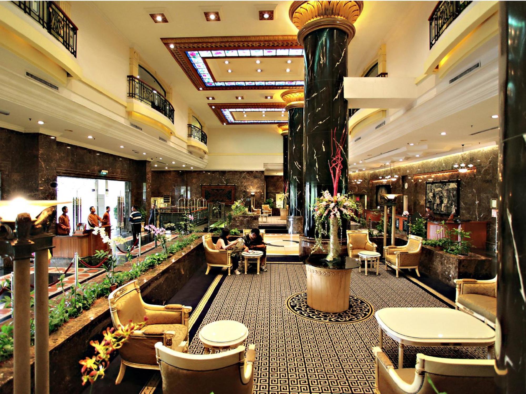 Merdeka Palace Hotel & Suites Kuching Exterior photo